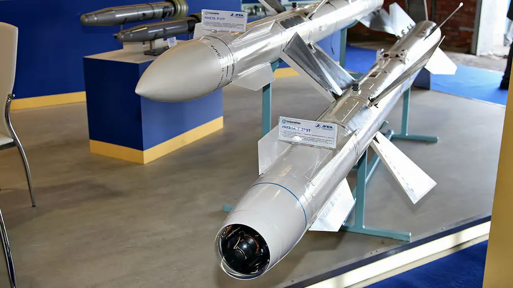 Демонстратор управляемой ракеты воздушного боя средней и большой дальности Р-27ЭТ с аналогичной «бабочковидной» конструкцией аэродинамических рулей. Её ранняя версия Р-27Т состоит на вооружении ВВС Ирана.