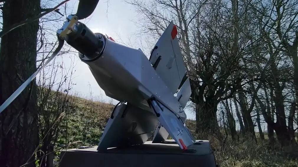 Российские бойцы готовят дрон-камикадзе «Ланцет» к работе