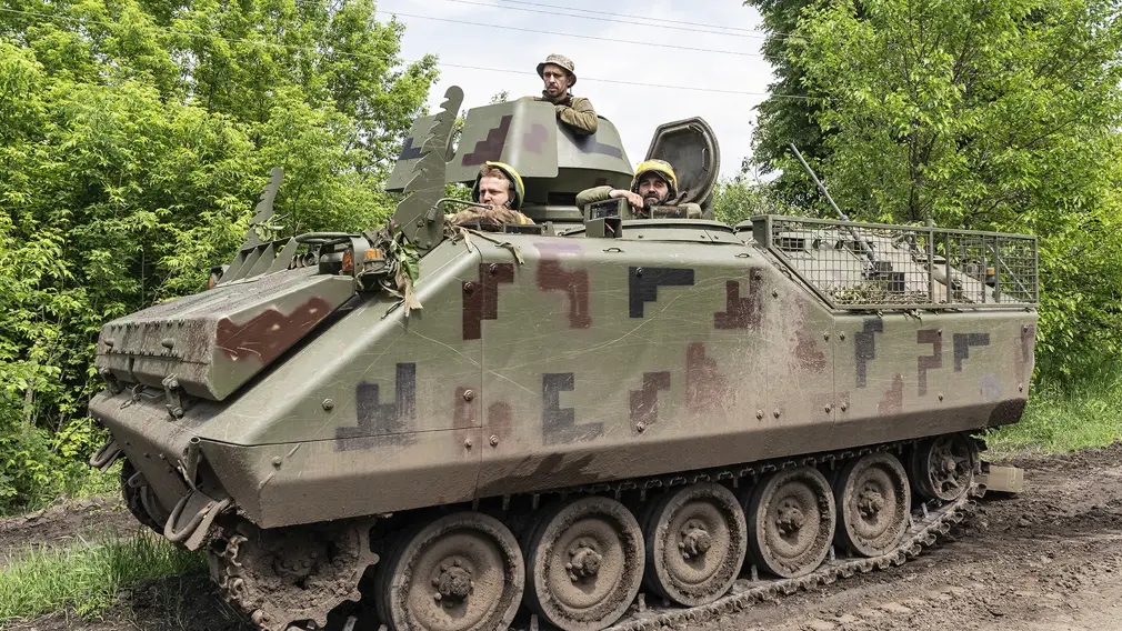 солдаты ВСУ на бронетранспортере M113 (голландский вариант YPR-765)