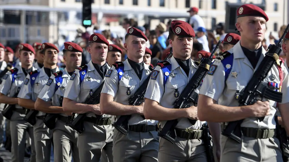 французские солдаты-десантники на параде