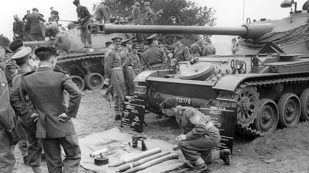 танк AMX 13 осматривается во время учений союзников