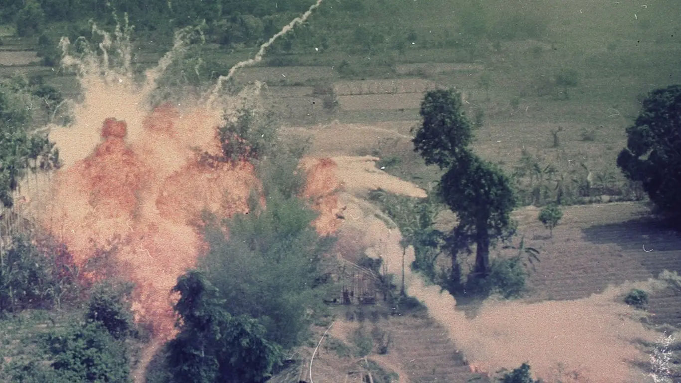 Ник ут напалм во вьетнаме 1972. Напалмовая атака во вьетнаме. Напалмовая атака во вьетнаме. Напалм 2023. Напалм в жидком виде.