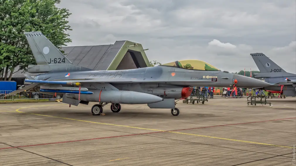 Уже под Киевом: Зеленский сообщил о прибытии F-16