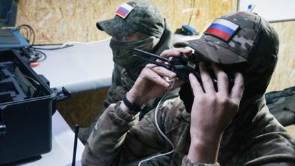 Виртуальная охота на дроны: бойцы осваивают необычный тренажёр