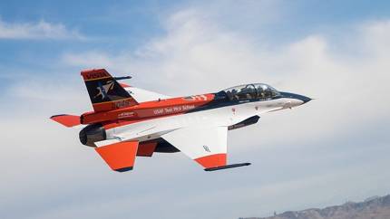 ИИ вышел на перехват: модернизированный F-16 самостоятельно настиг воздушную цель