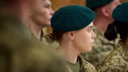 «Война — не женское дело?» Как ВСУ заманивают женщин в свои ряды